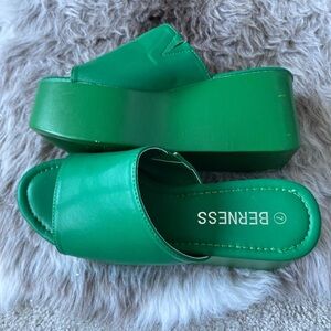 Open toe platform mule. BERNESS size 7. Kelly green